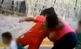 Hành động của bà mẹ khiến nhiều người phẫn nộ.