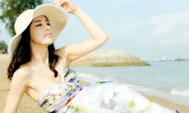 Huỳnh Thánh Y khoe sắc trên biển