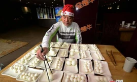 Ăn 160 quả trứng trong 37 phút để mừng Giáng sinh