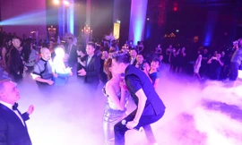 Sau lần cùng dội nước đá, Hà Hồ hôn má Đàm Vĩnh Hưng