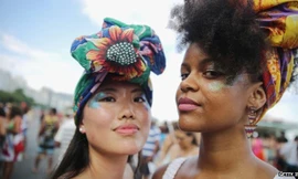 Phụ nữ Brazil diễu hành ăn mừng ngày 8/3. Ảnh: BBC