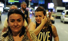 Hành khách hoảng loạn rời khỏi hiện trường. 