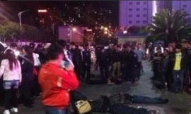 Các nạn nhân nằm dưới đất bên ngoài nhà ga sau vụ thảm sát. Ảnh: South China Morning Post.