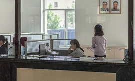 Các nhân viên tại một ngân hàng ở Triều Tiên. Ảnh: Korea Times