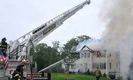 Lực lượng cứu hỏa có mặt tại hiện trường. 