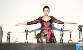 Chương Tử Di xinh đẹp khoe dàn cúp danh giá