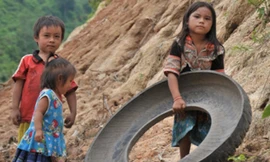 Sồng trong môi trường mất vệ sinh khiến cho trẻ nhiễm giun ngày càng cao. Ảnh: L.N