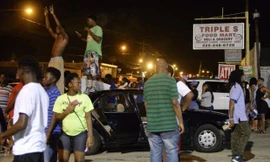 Những người biểu tình tụ tập gần hiện trường vụ nổ súng. Ảnh: BBC