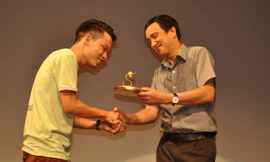 Tác giả Nguyễn Trung Kiên nhận giải thưởng Búp sen vàng 2014