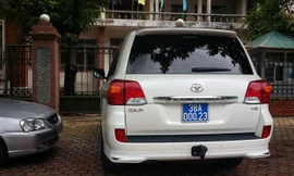 Chiếc xe sang gần 4 tỷ đồng đeo biển công vụ giả được Trưởng BQL Khu kinh tế tỉnh Hà Tĩnh sử dụng trong một thời gian dài nhưng không bị các cơ quan chức năng xử lý. 