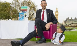 Người cao nhất nắm tay người lùn nhất thế giới