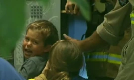 Cậu bé bị mắc kẹt tay trong chiếc máy suốt nhiều giờ. Ảnh: BBC