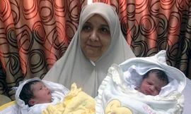 Huwayda hạ sinh một cặp sinh đôi nhờ tinh trùng 'gửi lậu' của chồng từ một nhà tù. Ảnh: Dailymail