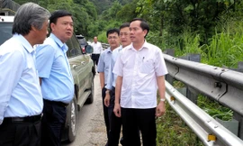 Bộ trưởng Đinh La Thăng trong chuyến giám sát dự án nâng cấp, cải tạo QL 20
