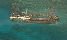 Một bức ảnh tàu cá Trung Quốc bị mắc cạn tại bãi san hô Tubbataha, đảo Palawan, phía tây Philippines (Ảnh: Channel News Asia)