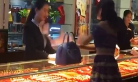 Nữ đại gia ném tiền vào người bán hàng gây xôn xao dân mạng