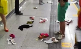 Giày, túi và thậm chí cả đồ ăn của các hành khách trên sàn nhà ga. Ảnh: SCMP
