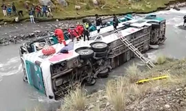 Lực lượng cứu hộ làm việc tại hiện trường. Ảnh: Skynews