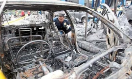 Một chiếc xe bị thiêu rụi. Ảnh: Straits Times