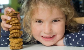 Bé Anya Solomon- James