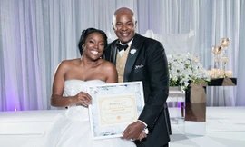 Cô dâu Brelyn Freeman khoe giấy chứng nhận 'trinh nữ' trong ngày cưới. Ảnh: Dailymail
