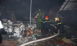 Một phần hiện trường vụ cháy chợ Tứ Hạ rạng sáng 16/9. Ảnh: Ng.Văn 