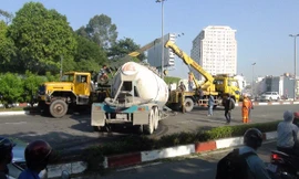 Xe đầu kéo tông dải phân cách, chắn ngang đường