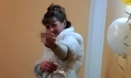 Hình ảnh cô dâu giơ "ngón tay thối" trước camera. Ảnh: Mirror