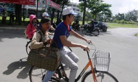 Tiếp sức mùa thi: Tranh nhau chở thí sinh bằng xe đạp 