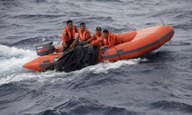 Lực lượng cứu hộ tìm kiếm các nạn nhân. Ảnh: Reuters