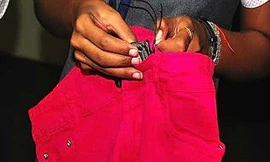 Phụ nữ Ấn Độ thiết kế quần jeans chống… hiếp dâm