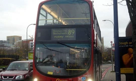 Cặp đôi đồng tính bị đuổi khỏi xe buýt vì 'khóa môi'