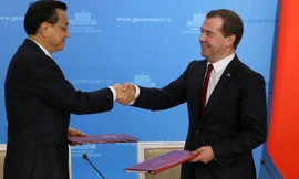 Thủ tướng Nga Dmitry Medvedev (phải) và người đồng cấp Trung Quốc Lý Khắc Cường.