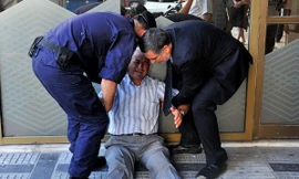 Ông lão khóc nức nở vì không rút được lương hưu