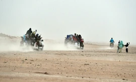 Những người di cư trên những chiếc xe tải ở Niger trên hành trình tới châu Âu. Ảnh: AFP
