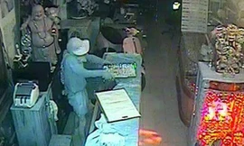 Nhanh nhẹn thu gọn số vàng trưng bày trong tủ kính (Ảnh công an huyện Phong Điền cung cấp) 