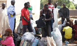 Những người dân Nigeria sơ tán sau khi Boko Haram tấn công vào thành phố Yola hôm 27/11/2014. Ảnh: Haaretz