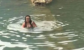 Cô gái liều mình nhảy xuống hồ sâu để ‘cứu’ iPhone 5