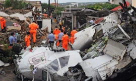 Đội cứu hộ làm việc tại hiện trường vụ tai nạn. 