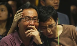 Thân nhân các hành khách đau khổ khi biết người thân gặp nạn.