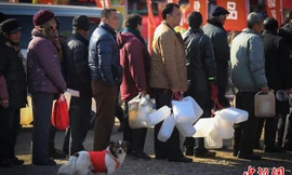 Hơn 5.000 người Trung Quốc xếp hàng mua xì dầu ăn Tết