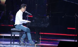 Hoàng Bách tự đệm đàn và hát tại Bài hát yêu thích.