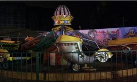 Đứt cáp đu quay, ba bố con rơi xuống đất, thương tích nặng