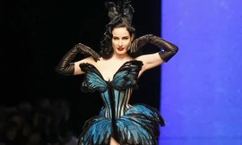 “Nữ hoàng thoát y” thiêu đốt sàn catwalk