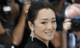 Năm 1987, Củng Lợi được đạo diễn Trương Nghệ Mưu chọn diễn vai chính trong bộ phim mà ông làm đạo diễn lần đầu tiên, khi đó cô còn là sinh viên.