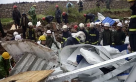 Lực lượng cứu hộ có mặt tại hiện trường (Ảnh: SCMP)