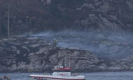 Đội cứu hộ tới hiện trường. Ảnh: BBC