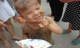 Bé trai 7 tuổi bị hành hạ phải sống trong chuồng lợn hôi hám