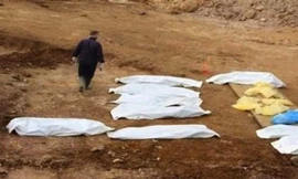 Thi thể nạn nhân trong hố chôn tập thể do IS hành quyết. Ảnh: Mirror