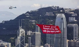 Trực thăng kéo theo tấm băng rôn cầu hôn.